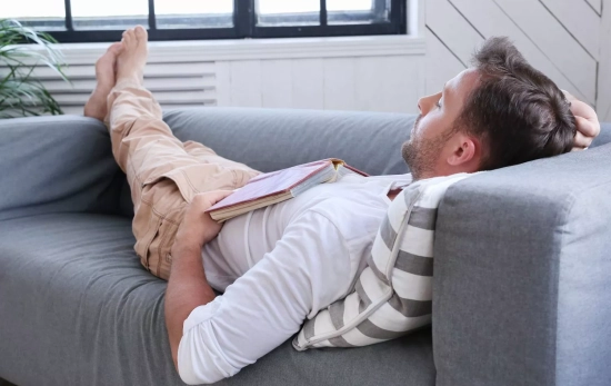 Un hombre descansa en su sofá / FREEPIK - Racool_studio Un hombre descansa en su sofá / FREEPIK - Racool_studio