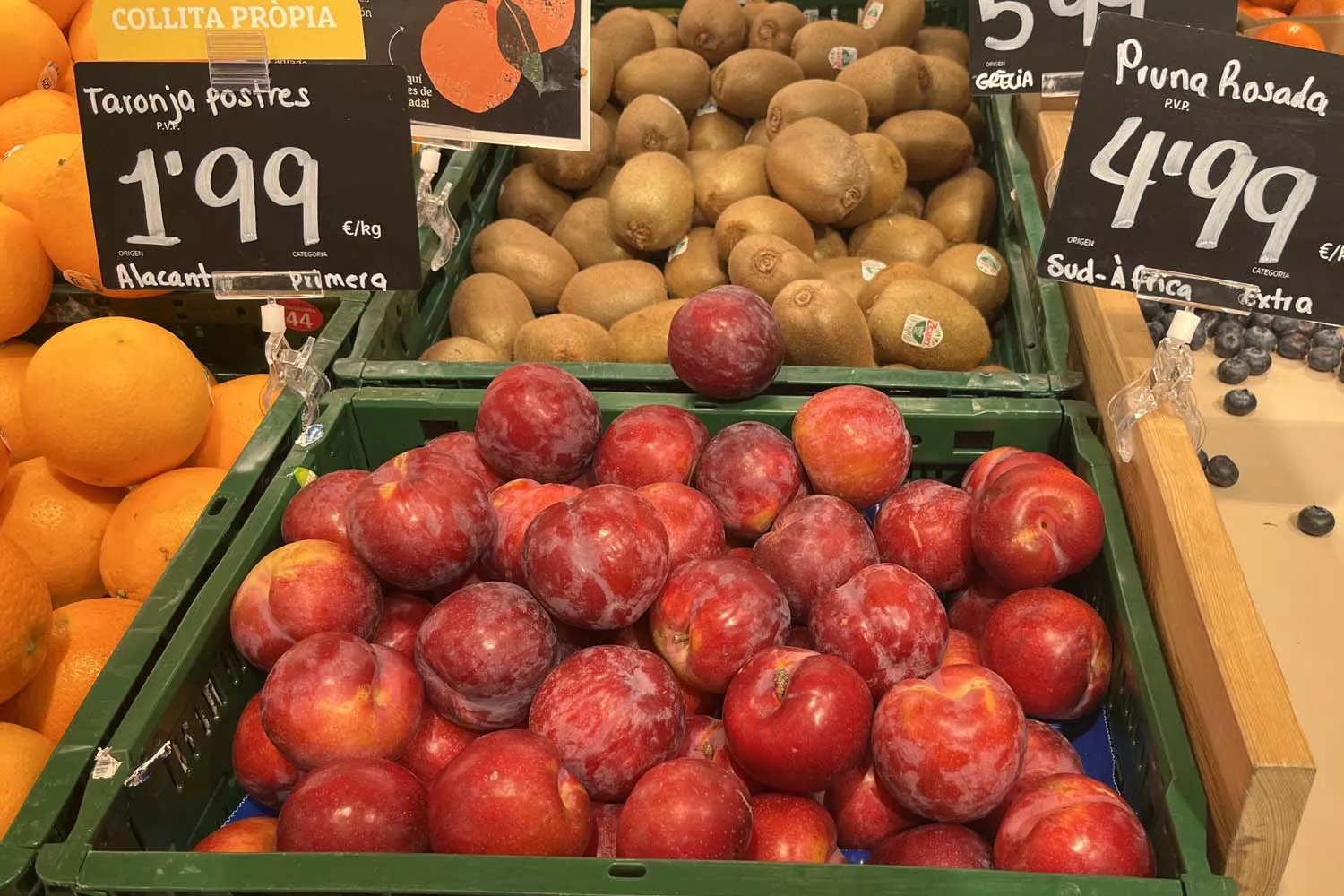 Las ciruelas rosadas de Sudáfrica a la venta en la cadena Ametller Origen / TC
