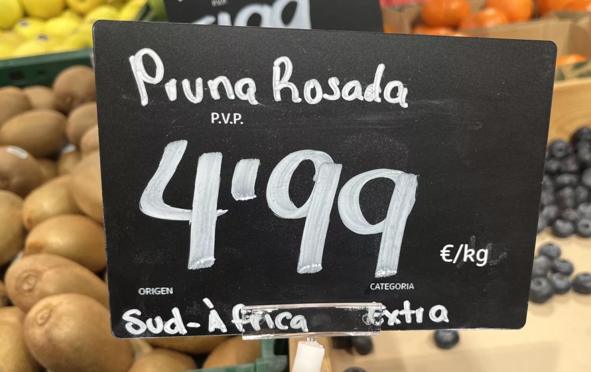 El cartel con el origen de las ciruelas que vende Ametller Origen / TC