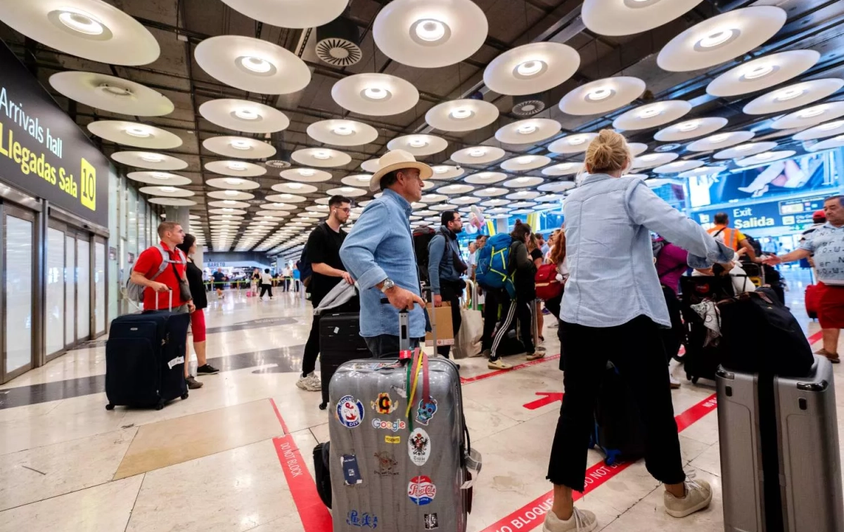 Varias personas con maletas en la terminal T4 del aeropuerto Adolfo Suárez Madrid-Barajas / EUROPA PRESS - ALBERTO ORTEGA Varias personas con maletas en la terminal T4 del aeropuerto Adolfo Suárez Madrid-Barajas / EUROPA PRESS - ALBERTO ORTEGA