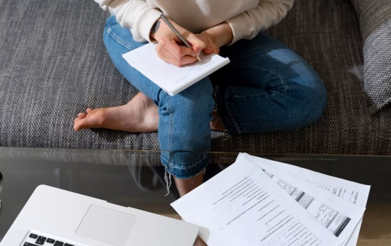 Una persona revisa sus facturas de la luz / FREEPIK Una persona revisa sus facturas de la luz / FREEPIK