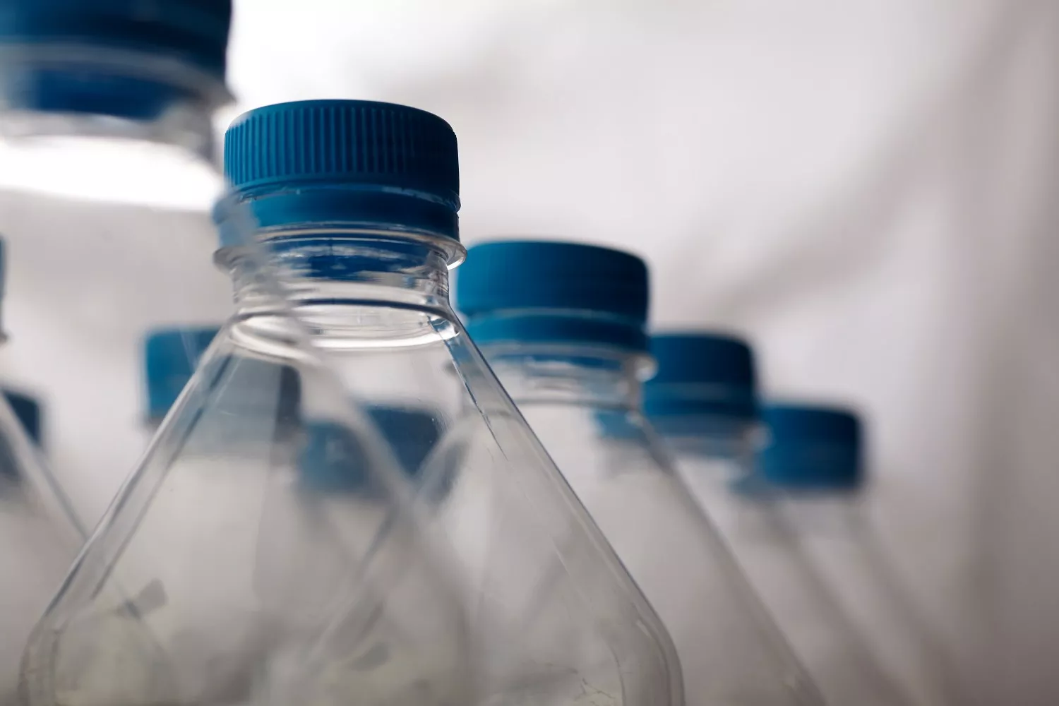 Botellas con tapones de plástico / FREEPIK -  photogenia