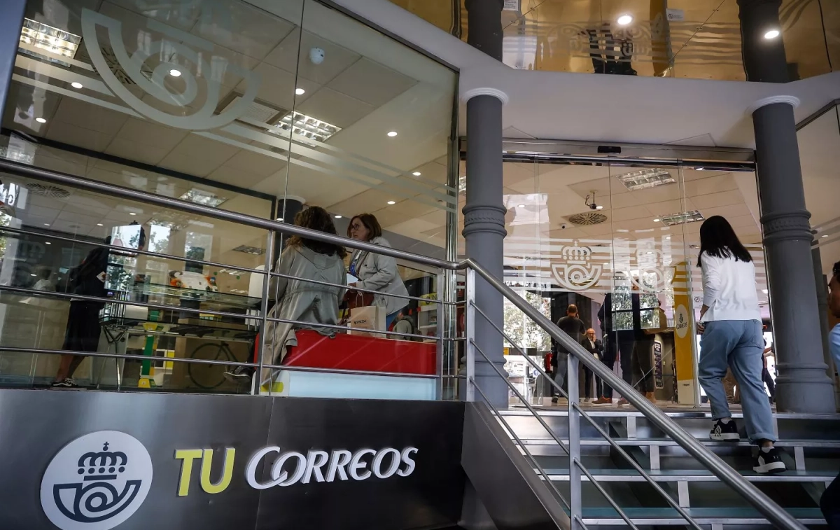 Una mujer llega a una oficina de Correos Rober Solsona EP