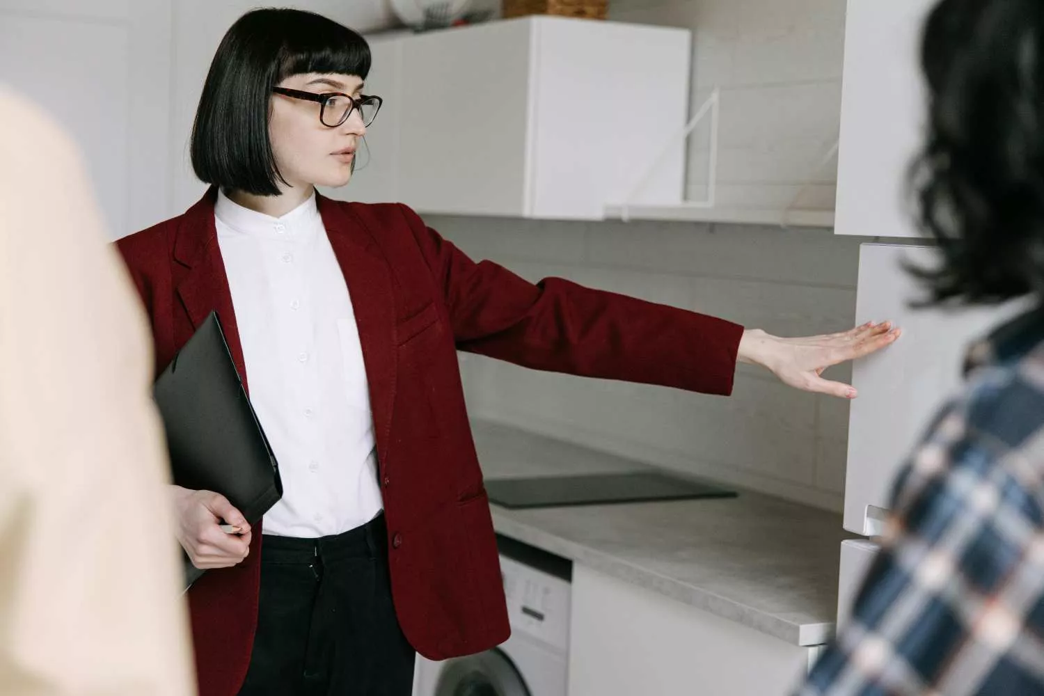 Un agente inmobiliario enseña una vivienda en alquiler / PEXELS