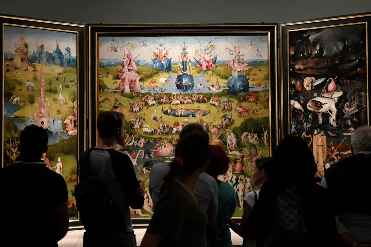 Visitantes observan El jardín de las Delicias, de El Bosco, en el Museo del Prado / Víctor Lerena - EFE 