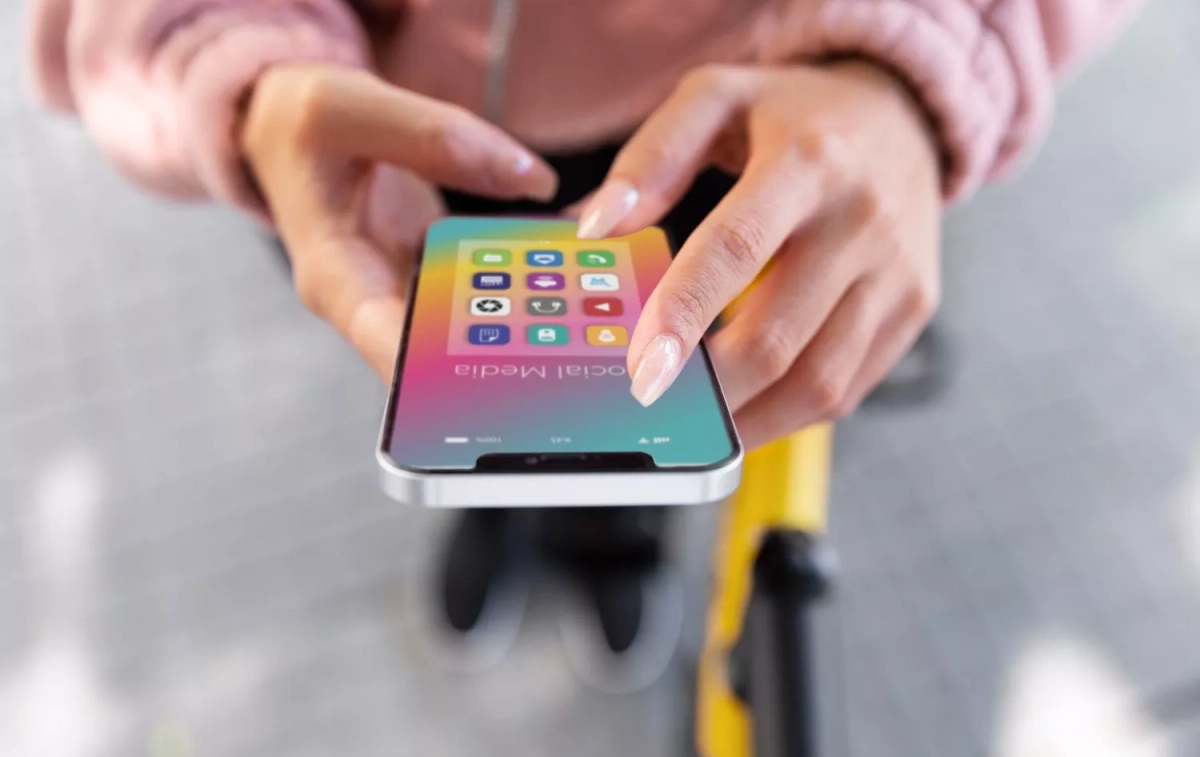 Una persona instala aplicaciones / FREEPIK Una persona instala aplicaciones / FREEPIK