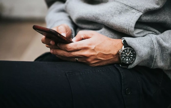 Una persona oculta las 'apps' de la pantalla de inicio de su móvil / UNSPLASH Una persona oculta las 'apps' de la pantalla de inicio de su móvil / UNSPLASH