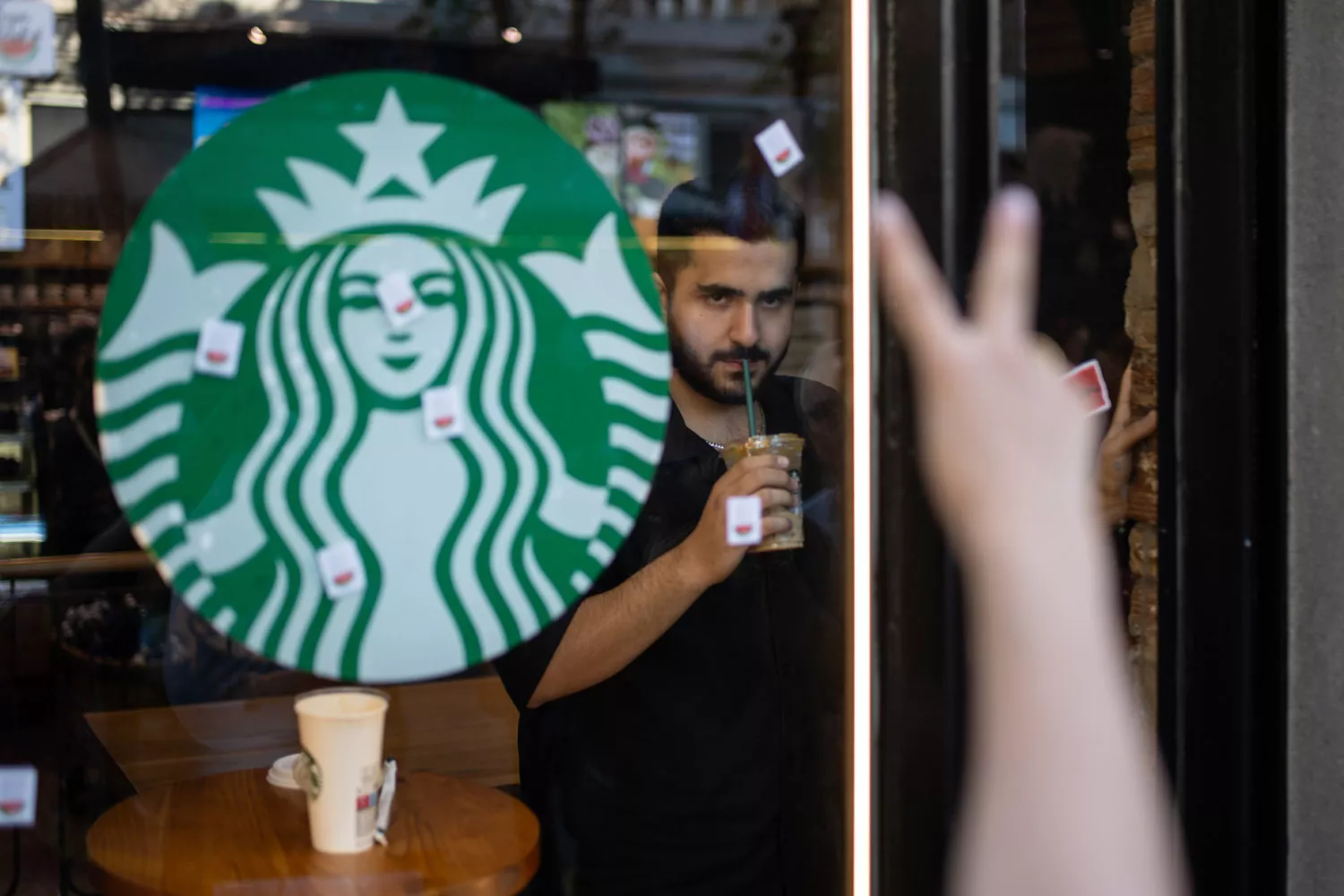 Un hombre en un Starbucks durante una manifestación por el Día del Orgullo y a favor de Palestina, en Barcelona LORENA SOPENA EP
