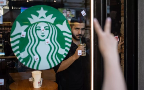Un hombre en una de las cafeterías Starbucks durante una manifestación por el Día del Orgullo y a favor de Palestina, en Barcelona LORENA SOPENA EP Un hombre en una de las cafeterías Starbucks durante una manifestación por el Día del Orgullo y a favor de Palestina, en Barcelona LORENA SOPENA EP
