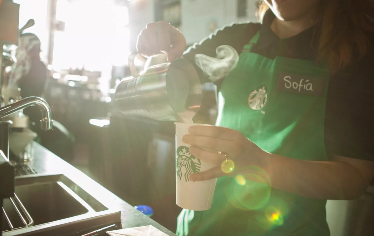 Una empleada prepara un café / STARBUCKS Una empleada prepara un café / STARBUCKS