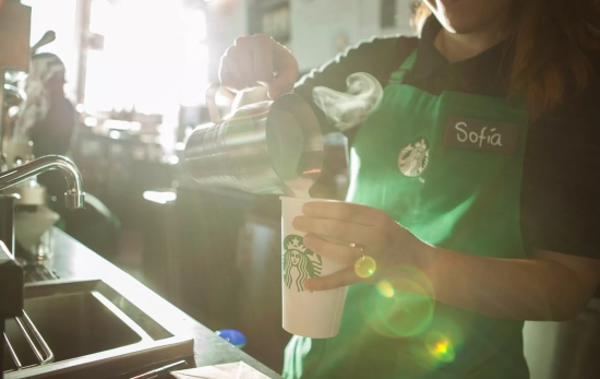 Una empleada prepara un café / STARBUCKS Una empleada prepara un café / STARBUCKS