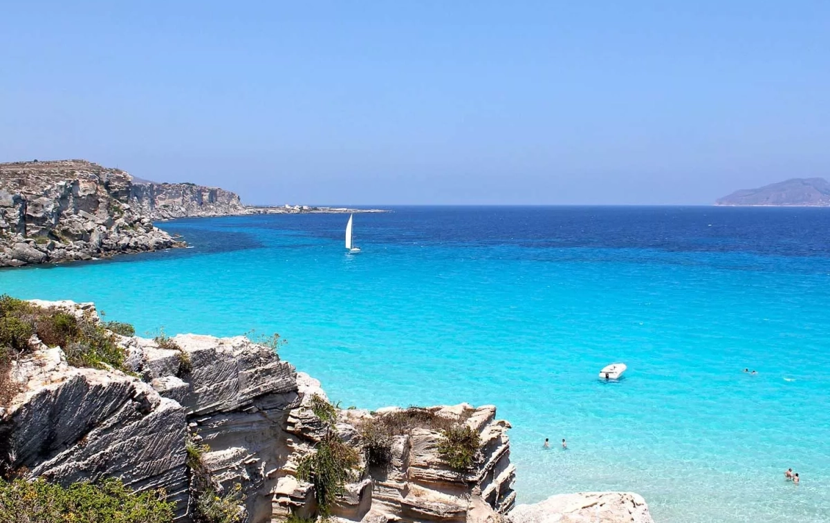 Unas rocas y el mar de agua cristalina de la isla italiana de Favignana / PIXABAY Unas rocas y el mar de agua cristalina de la isla italiana de Favignana / PIXABAY