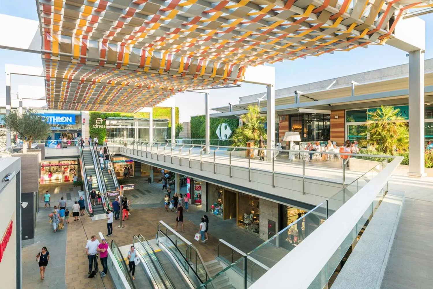 El centro comercial Carrefour Tarragona donde se celebra el mercadillo sorpresa de paquetes perdidos de Amazon / CCCT