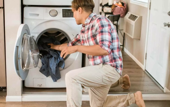 Un hombre mete la ropa en la lavadora / PEXELS Un hombre mete la ropa en la lavadora / PEXELS