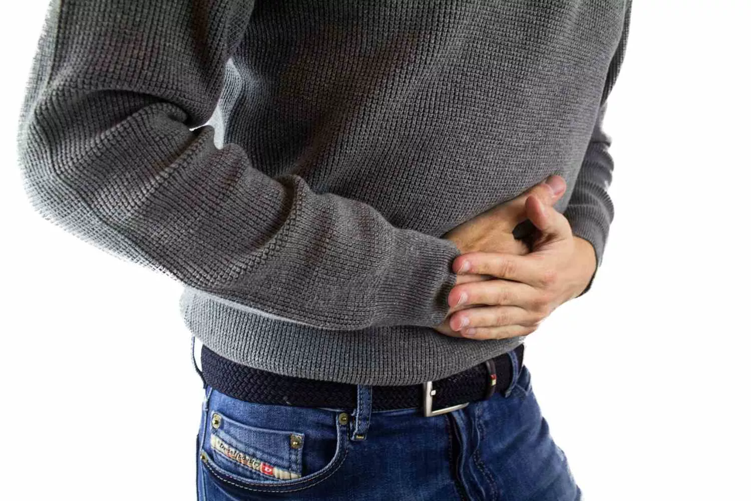 Un hombre sufre dolor de estómago después de consumir un aguacate con listeria/ PIXABAY