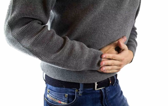 Un hombre sufre dolor de estómago después de consumir un aguacate con listeria/ PIXABAY Un hombre sufre dolor de estómago después de consumir un aguacate con listeria/ PIXABAY