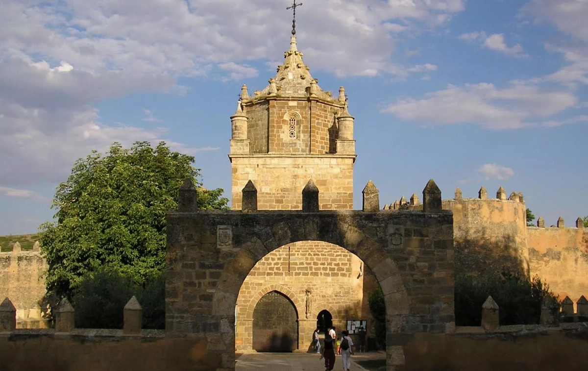 Una de las entradas al recinto amurallado del monasterio / PATRIMONIO CULTURAL DE ARAGÓN