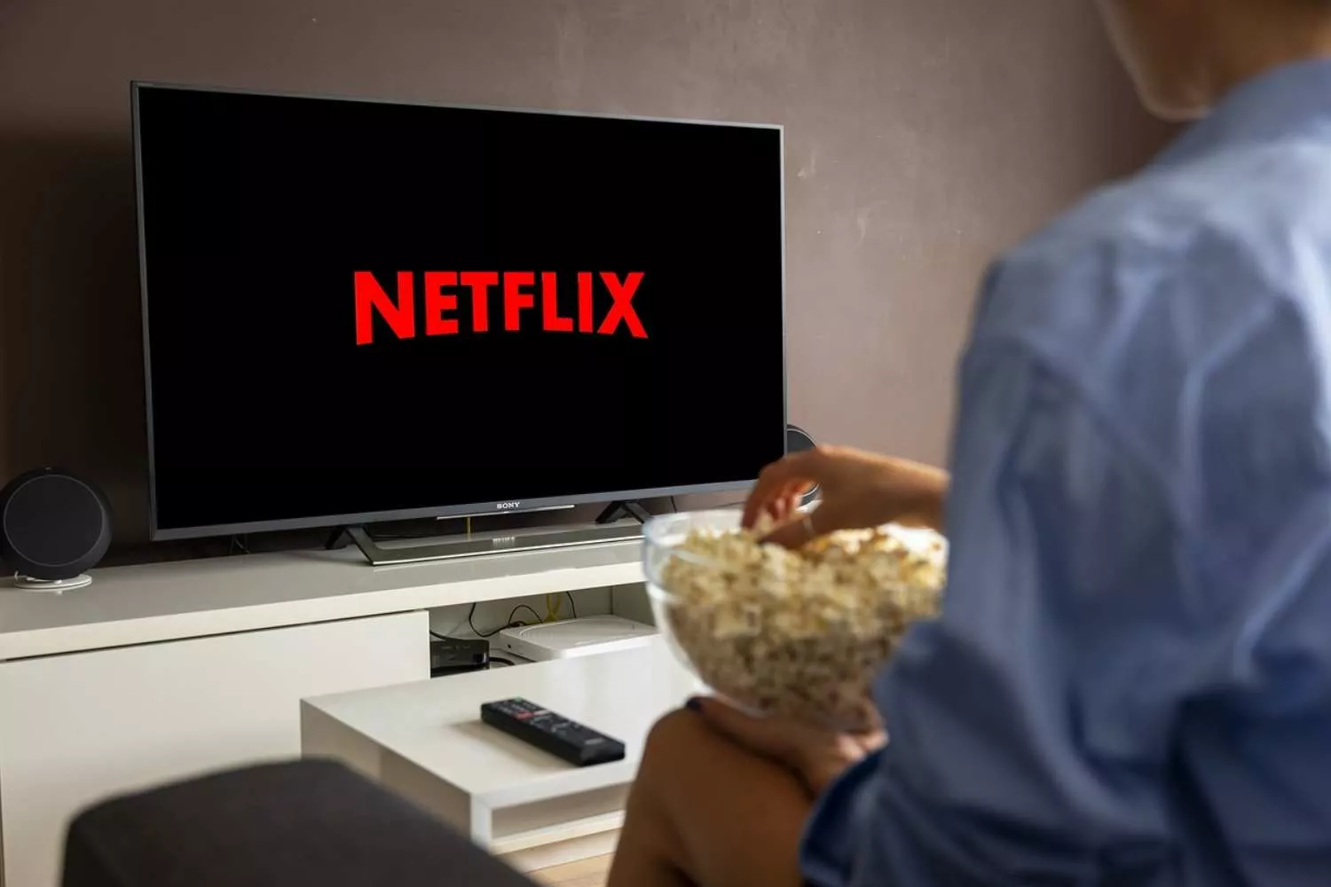Una persona ve Netflix, una de las principales plataformas de streaming / PIXABAY Una persona ve Netflix, una de las principales plataformas de streaming / PIXABAY