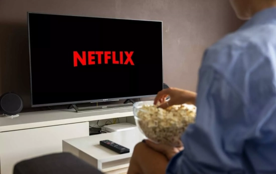 Una persona ve Netflix, una de las principales plataformas de streaming / PIXABAY Una persona ve Netflix, una de las principales plataformas de streaming / PIXABAY