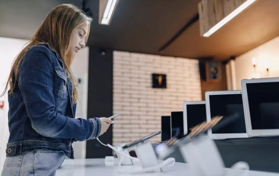 Una chica visita una tienda de aparatos electrónicos / FREEPIK Una chica visita una tienda de aparatos electrónicos / FREEPIK