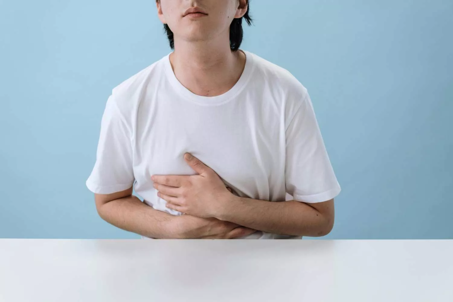 Un chico con problemas de úlceras que toma omeprazol / PEXELS Un chico con problemas de úlceras que toma omeprazol / PEXELS