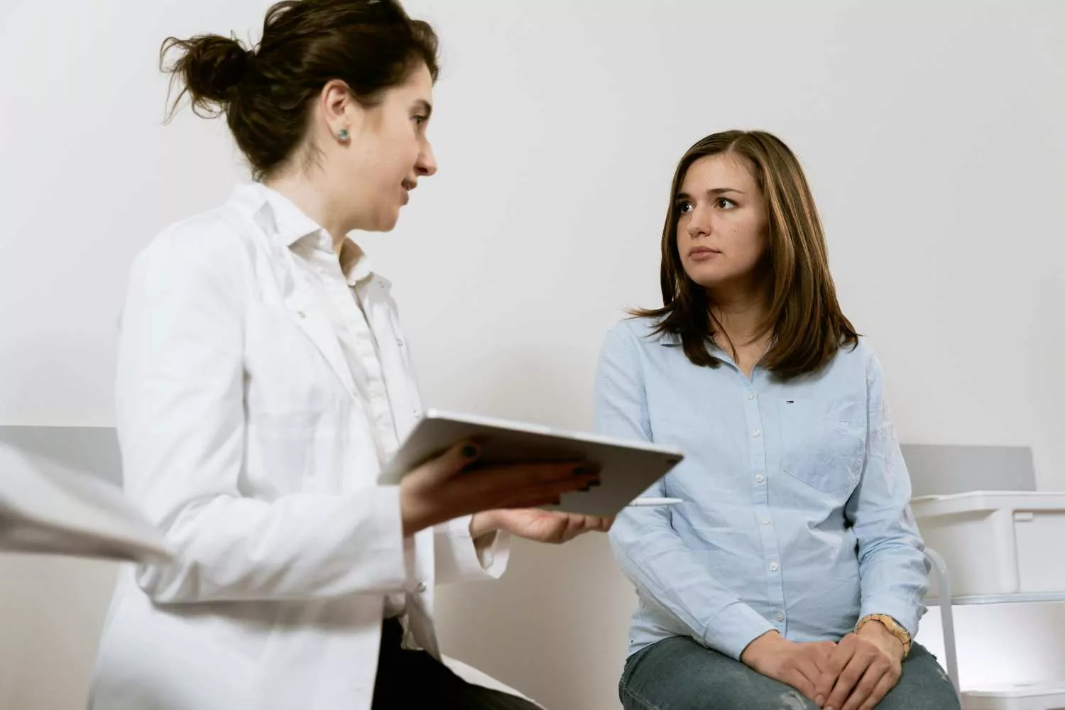 Una médica pasa consulta a una paciente / PEXELS Una médica pasa consulta a una paciente / PEXELS