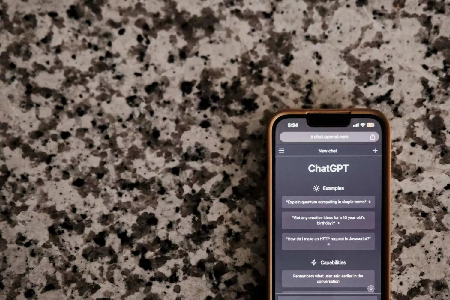 Un móvil con la aplicación de ChatGPT   PEXELS