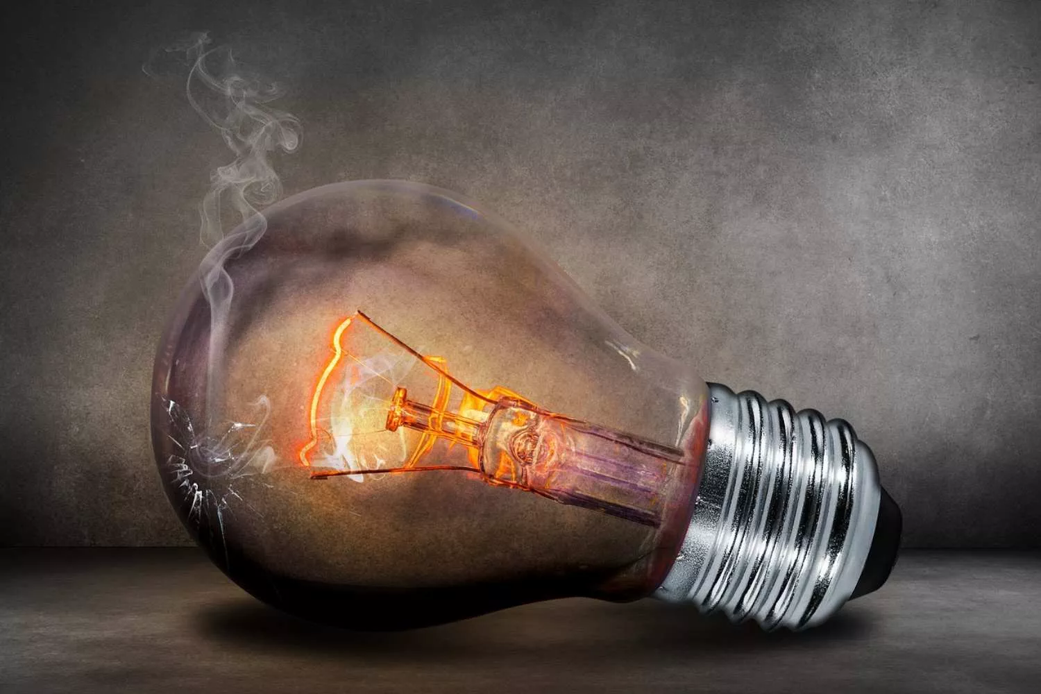 Una bombilla que emite luz / PIXABAY
