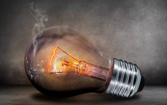 Una bombilla que emite luz / PIXABAY Una bombilla que emite luz / PIXABAY