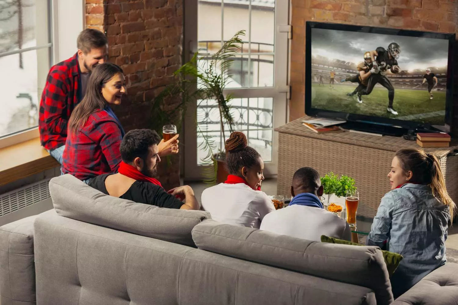 Un grupo de amigos ve la televisión / FREEPIK