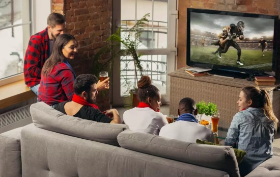 Un grupo de amigos ve la televisión / FREEPIK Un grupo de amigos ve la televisión / FREEPIK