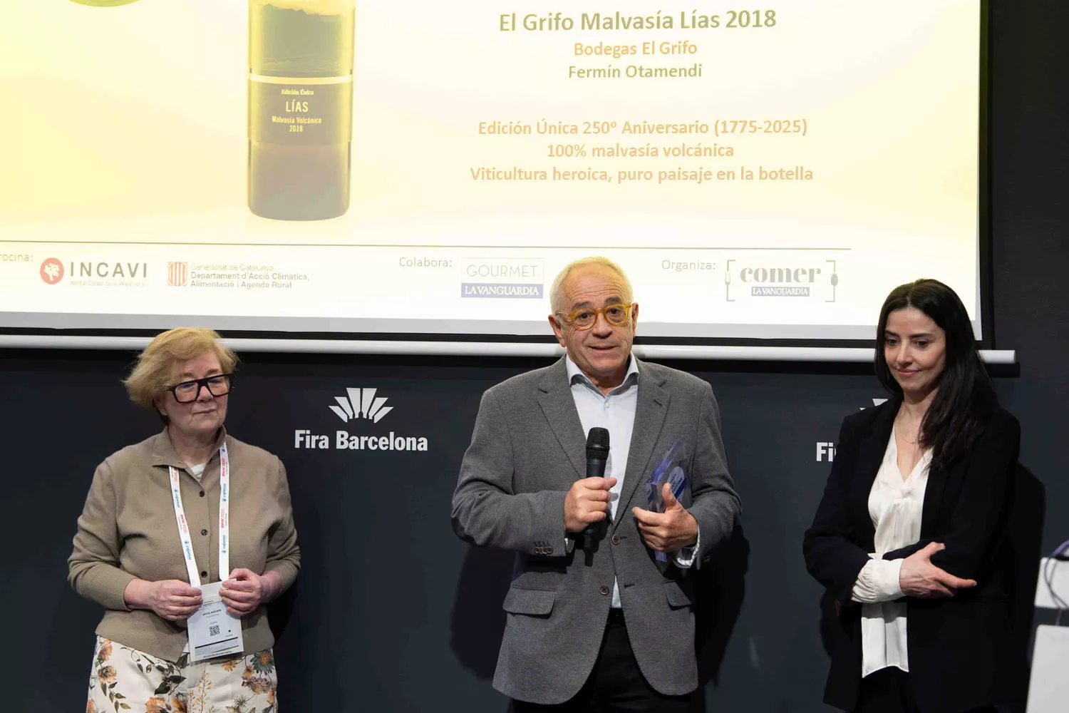 Fermín Otamendi, dueño de Bodegas El Grifo, recibe un premio durante la Barcelona Wine Week 2025 / SIMÓN SÁNCHEZ