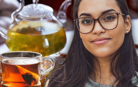 Una chica que ya bebe la infusión que debes tomar para mejorar la memoria/ Montaje CG Una chica que ya bebe la infusión que debes tomar para mejorar la memoria/ Montaje CG