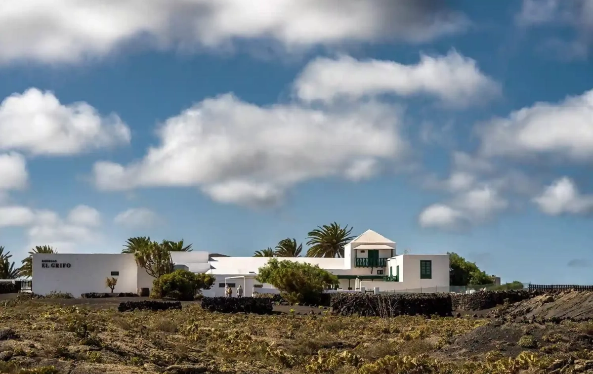 El edificio de Bodegas El Grifo / EGLANZAROTE El edificio de Bodegas El Grifo / EGLANZAROTE