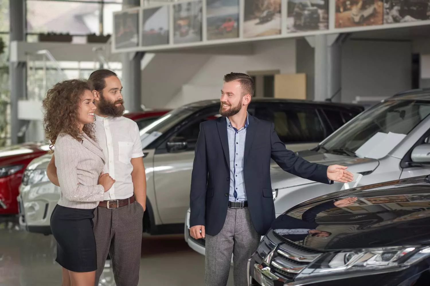 Unos clientes compran un coche   FREEPIK