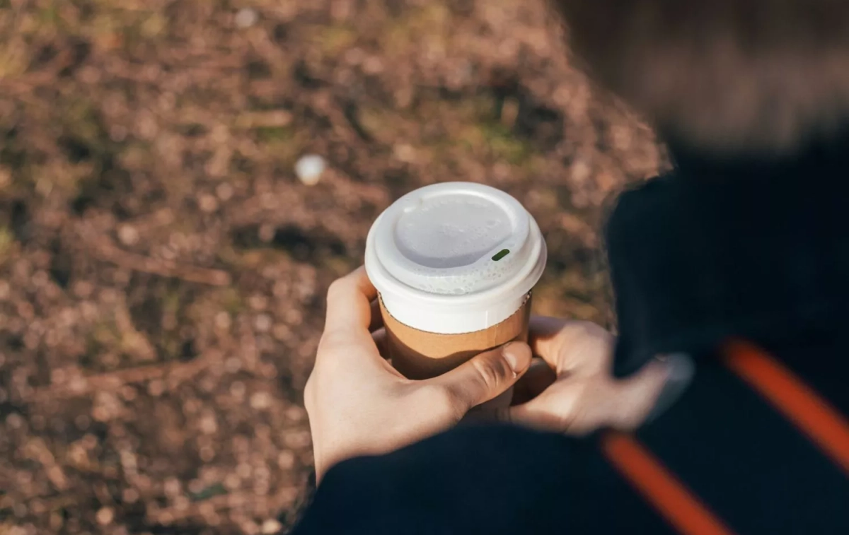 Una persona con un café / UNSPLASH Una persona con un café / UNSPLASH