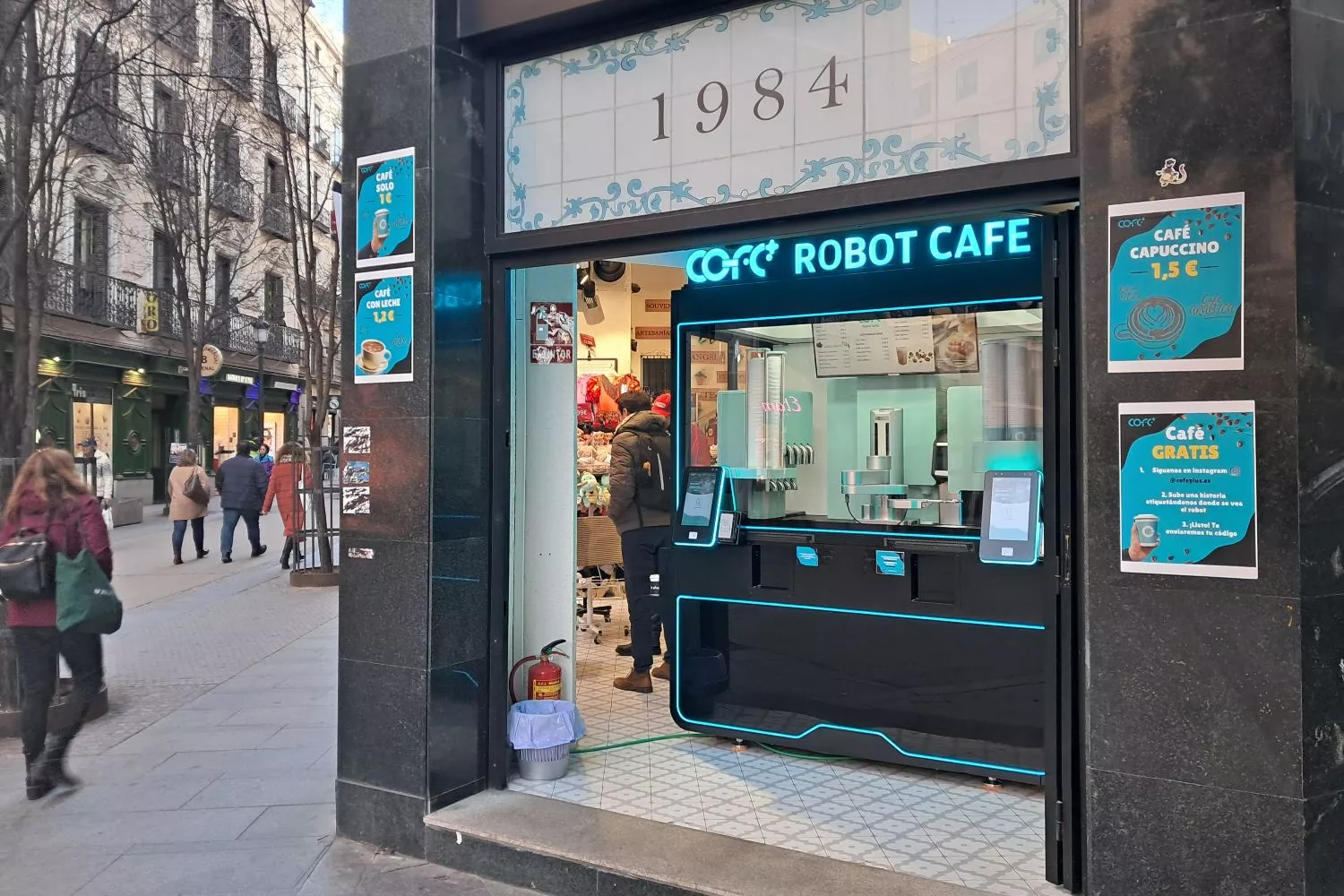 Robot Café Madrid, en la calle del Arenal / CONSUMIDOR GLOBAL - JUANMA DEL OLMO