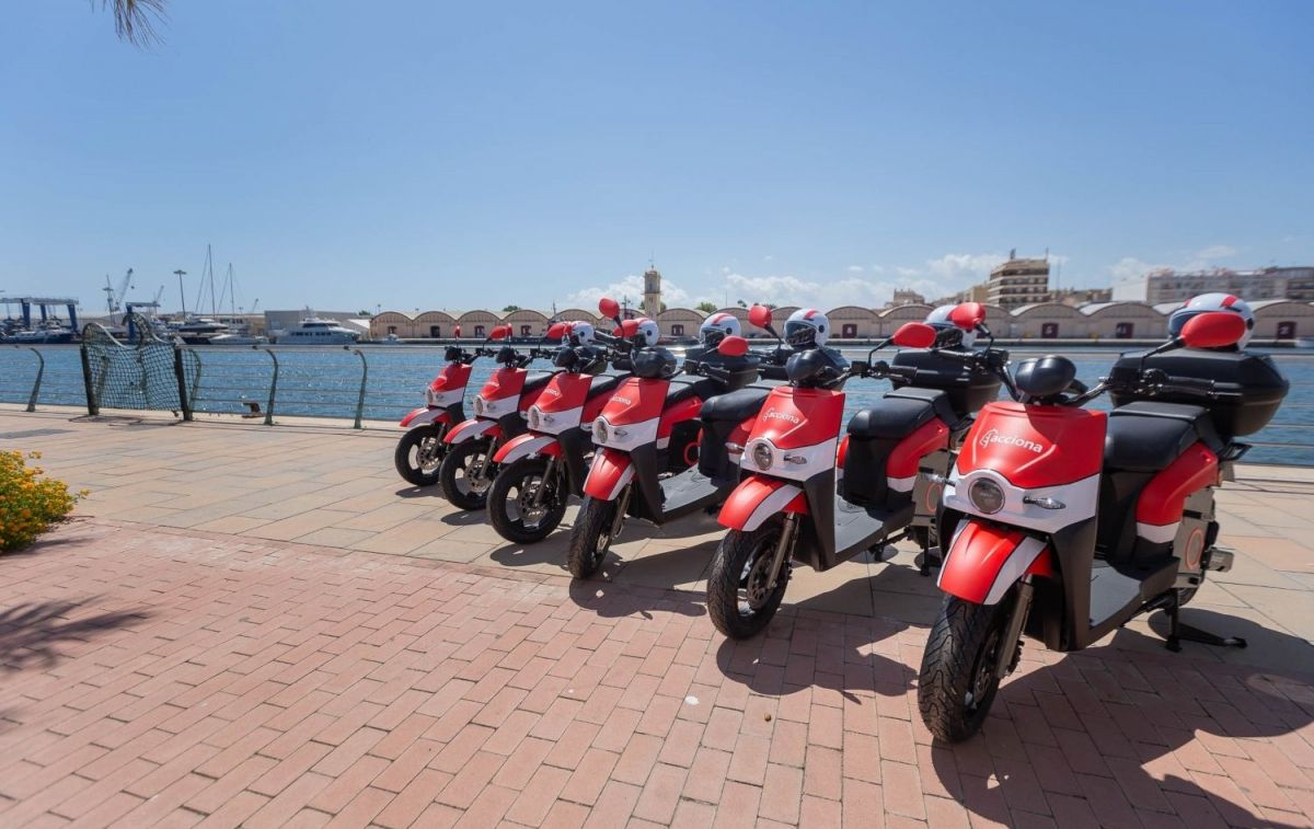 Una flota de motos eléctricas aparcadas / EP