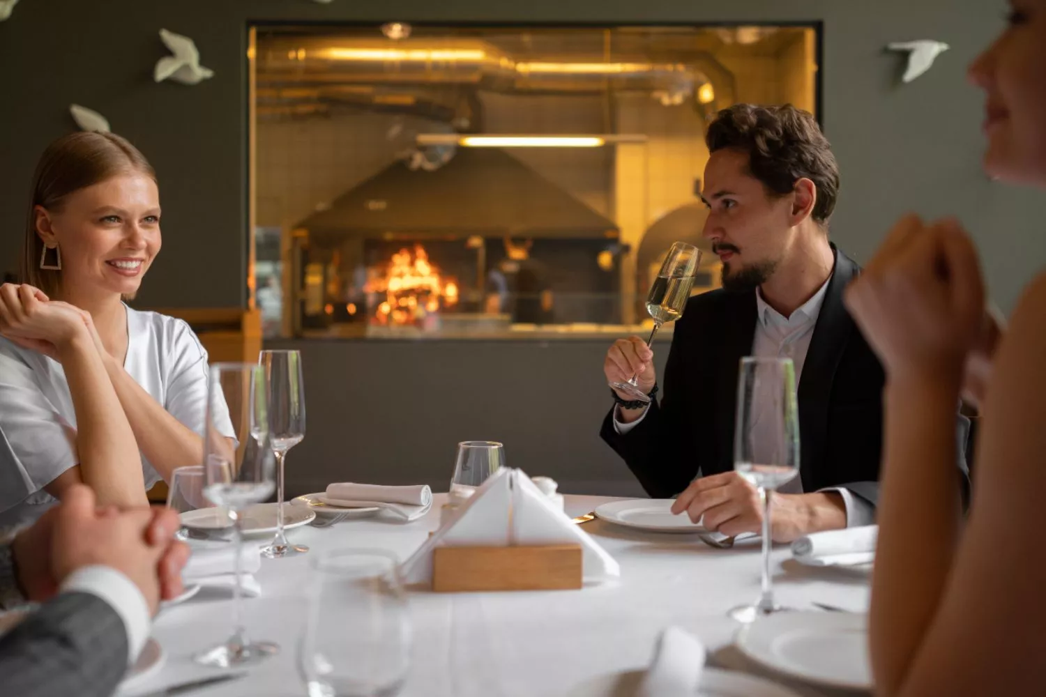 Dos personas comen en un restaurante ubicado en la meca gastronómica de 2025 / FREEPIK