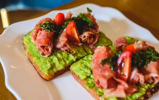 Lo ideal si comes fruta, es doblar la cantidad de jamón que pones a la tostada/ PEXELS