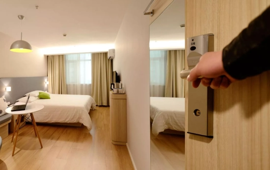 Una habitación de hotel impoluta / Montaje CG Una habitación de hotel impoluta / Montaje CG