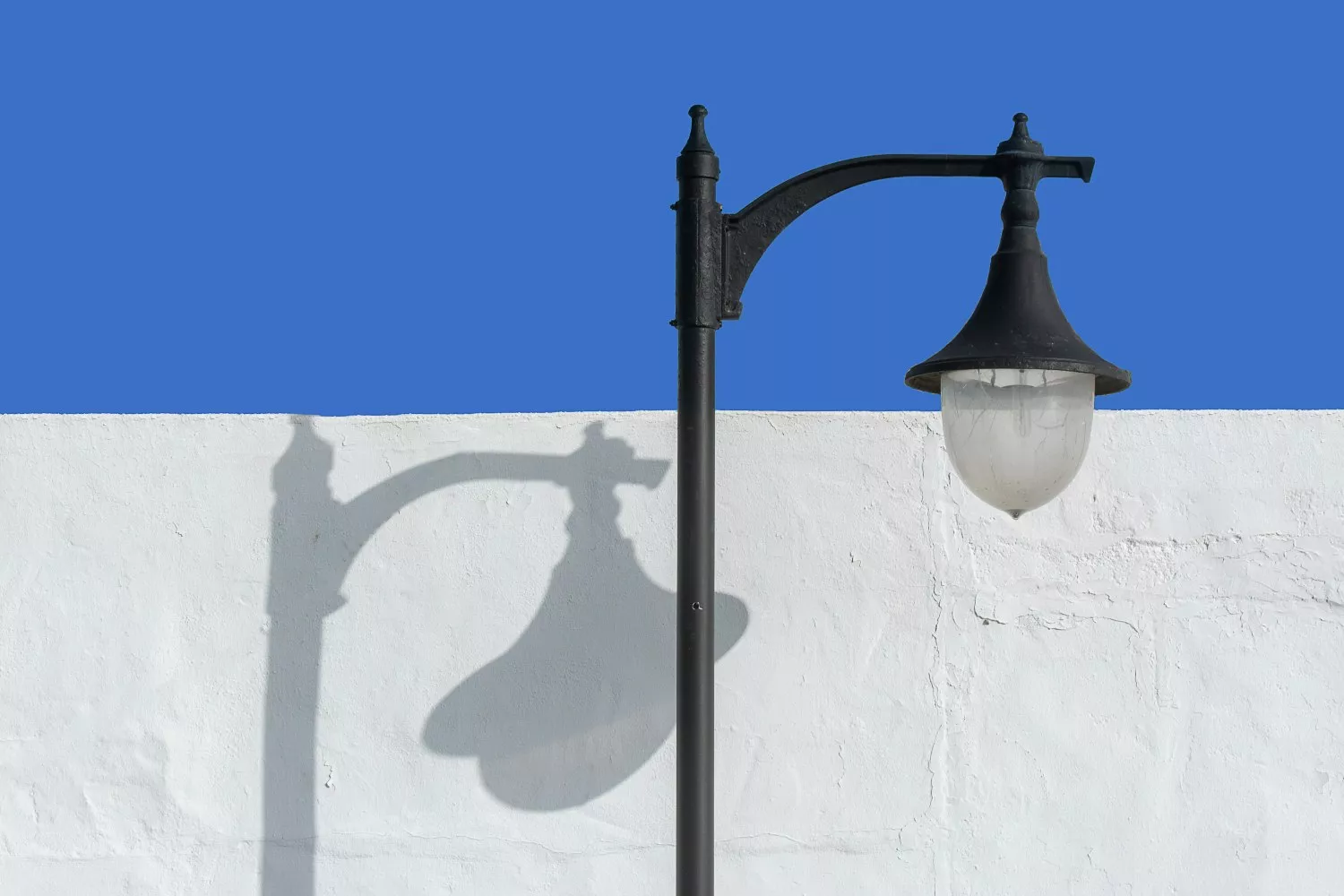 Una farola que emite luz PEXELS Una farola que emite luz PEXELS