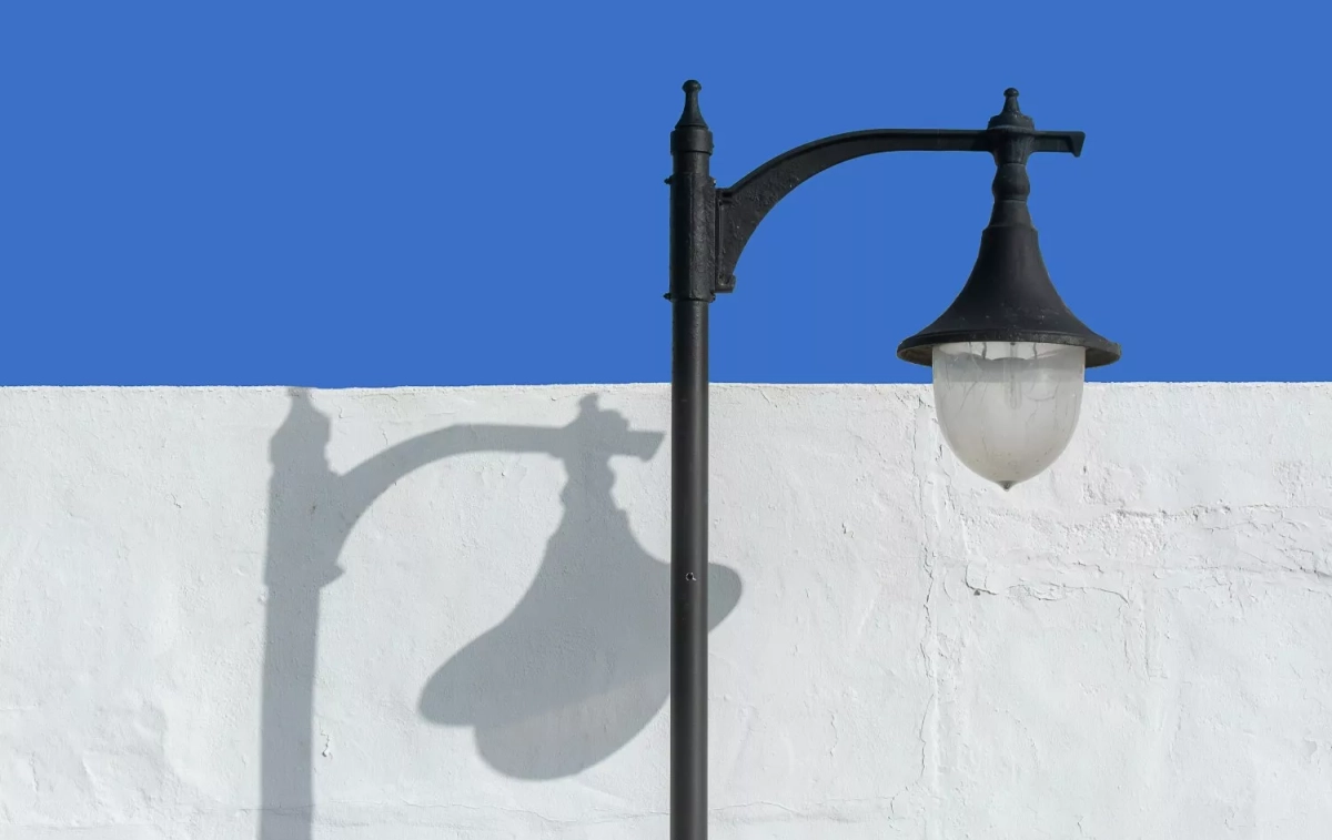 Una farola que emite luz / PEXELS Una farola que emite luz / PEXELS