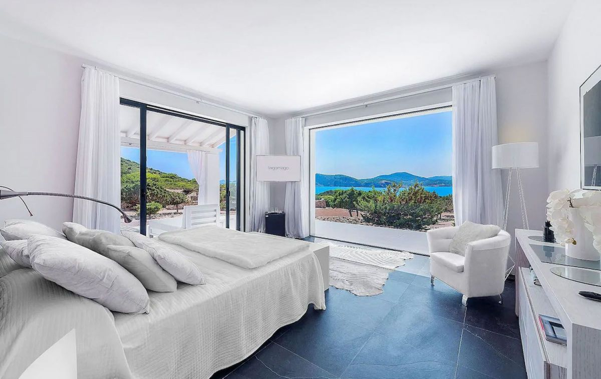 Una de las lujosas habitaciones de Can Domingo, en la isla privada de Tagomago en Ibiza / AIRBNB