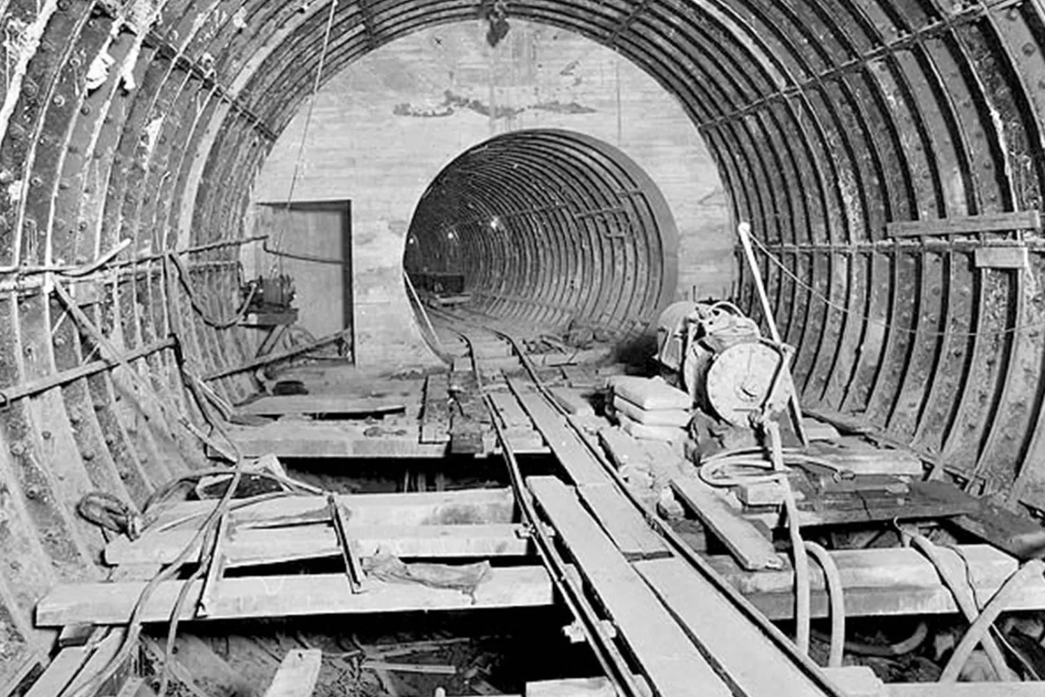 Uno de los túneles contruido como refugio durante la Segunda Guerra Mundial / LONDON TUNNELS