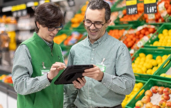 Trabajadores de Mercadona realizando un pedido online desde tienda/ MERCADONA.ES Trabajadores de Mercadona realizando un pedido online desde tienda/ MERCADONA.ES