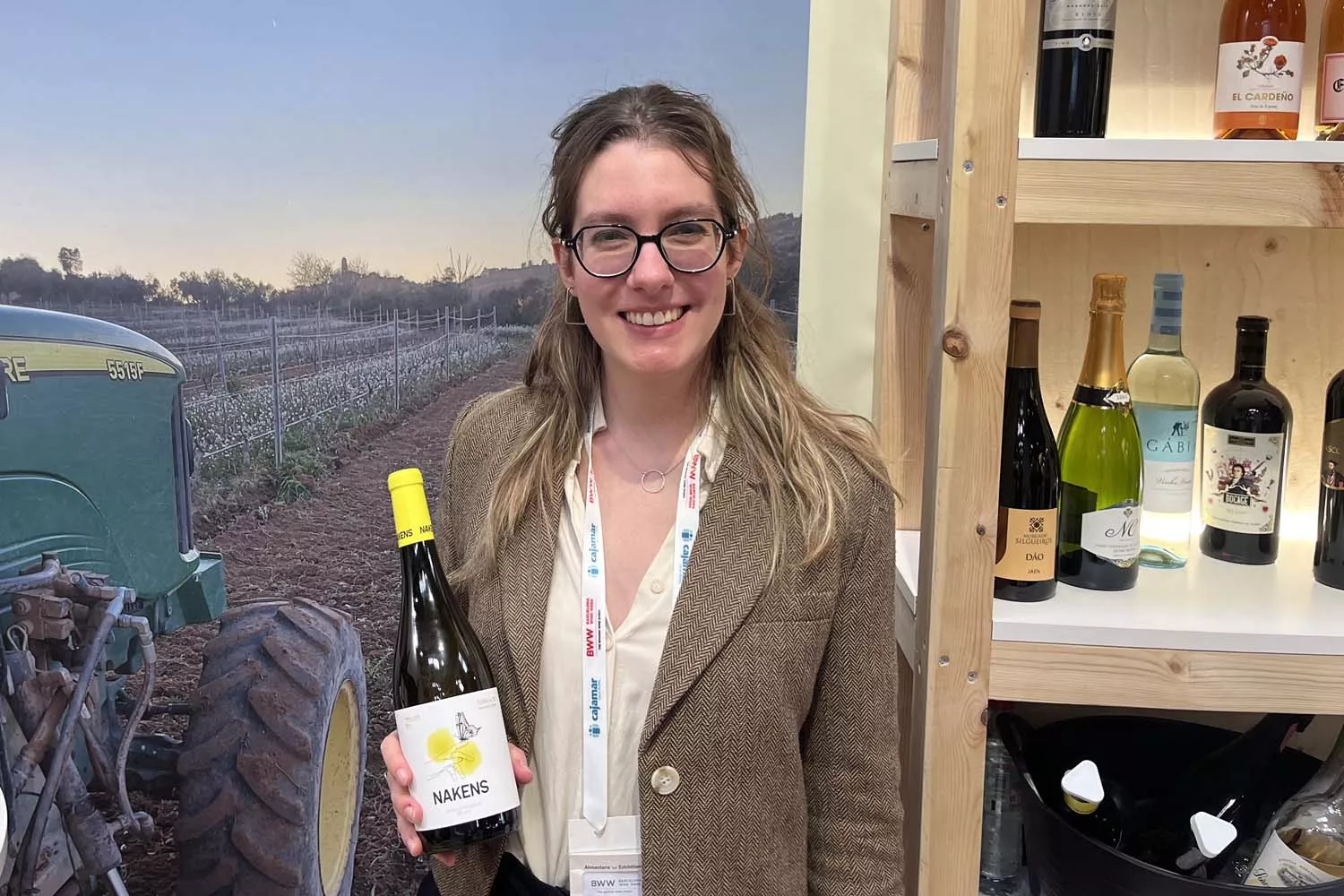 La viticultora Andrea Miró sostiene su vino Nakens, el primero de España con 9 grados sin pasar por el proceso de desalcoholización / TC