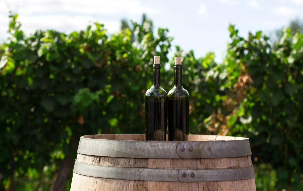Dos botellas sobre una barrica / UNSPLASH Dos botellas sobre una barrica / UNSPLASH