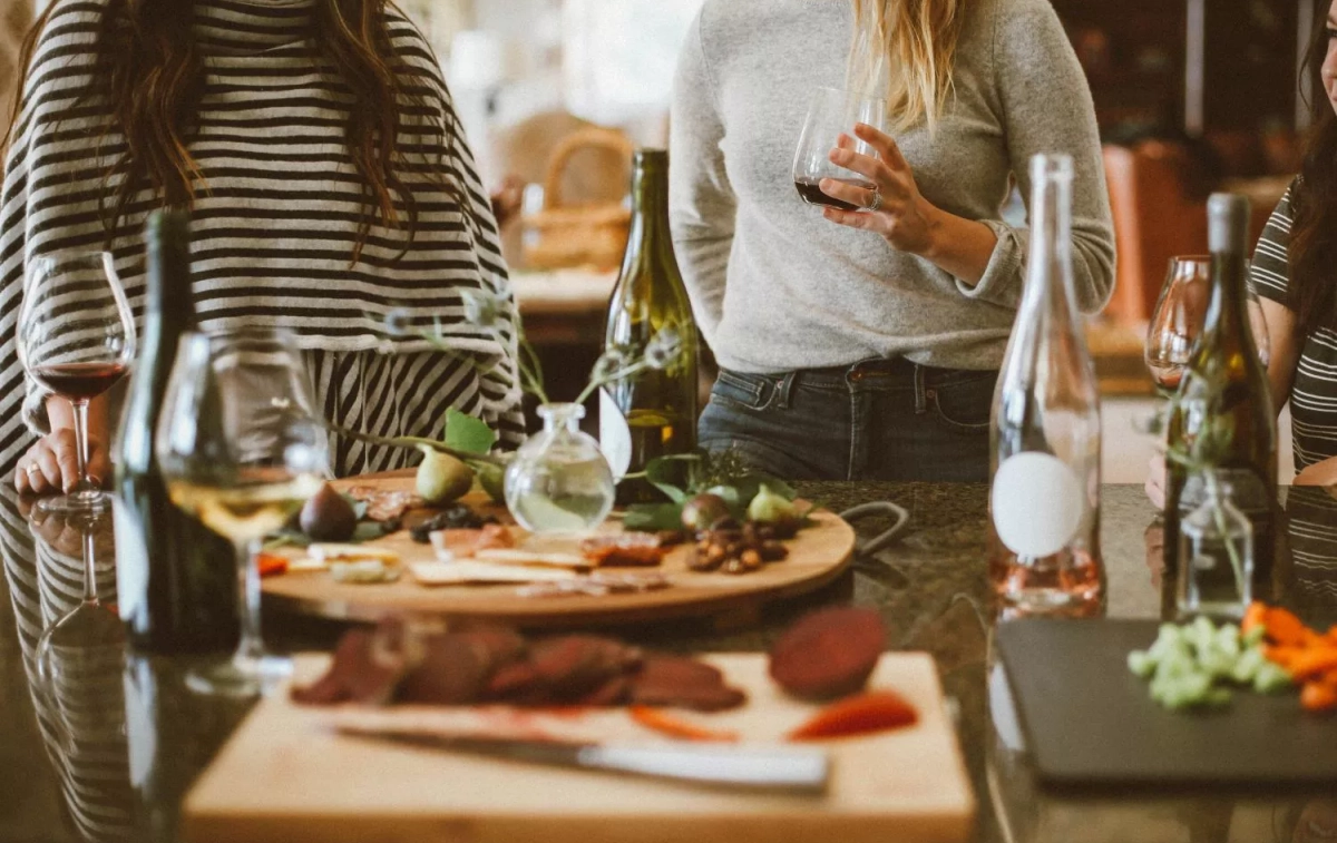 Varias amigas beben vino / UNSPLASH Varias amigas beben vino / UNSPLASH