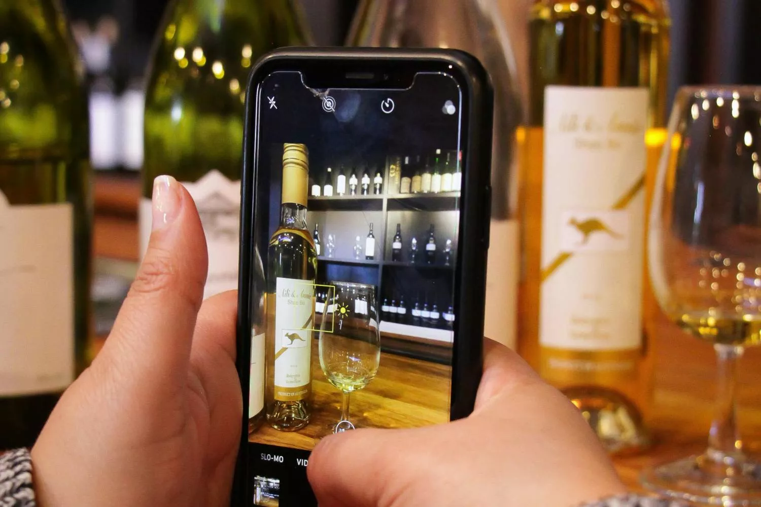 Una persona escanea con su móvil una botella de vino para comprobar que no es falsificada / PEXELS